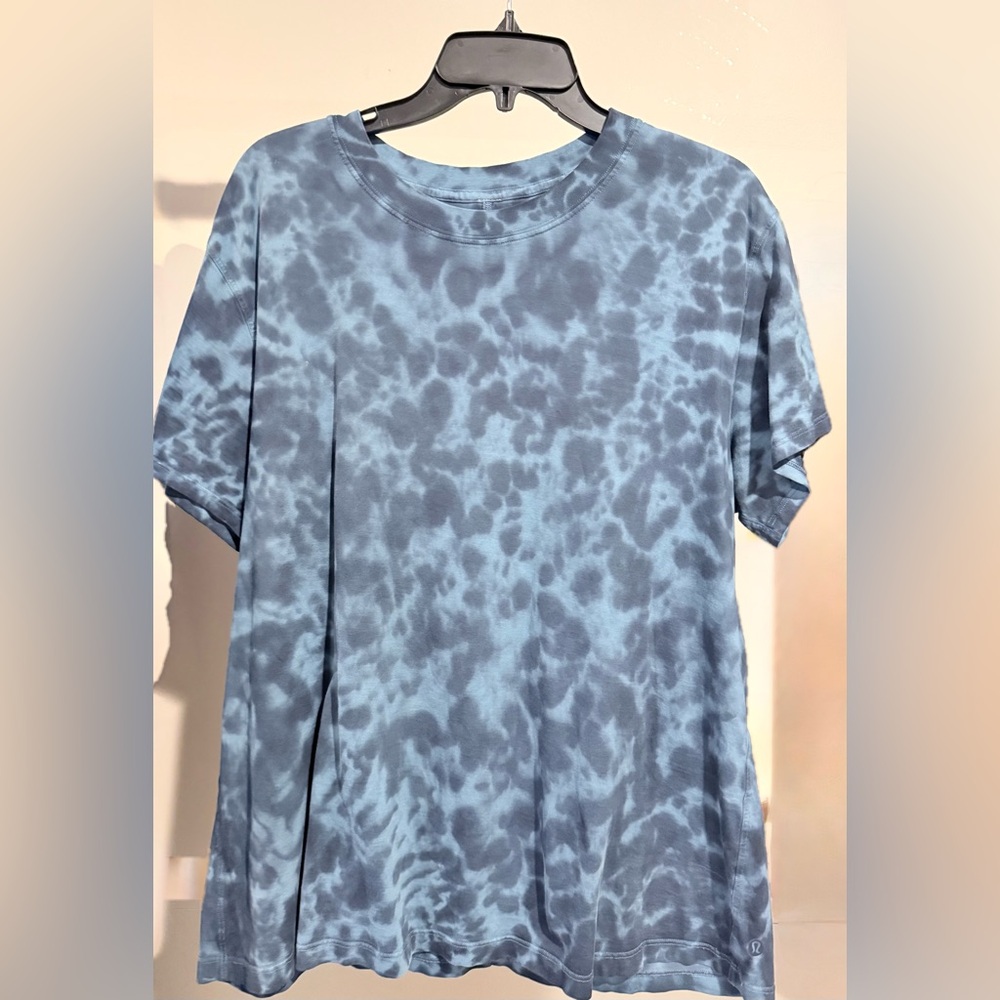 Lululemon All Yours blue tie dye tee size 8 Women's Top VGUC